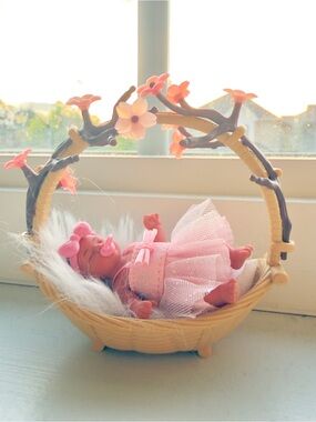 ZURU Mini Brands | My Mini Baby Sweethearts Collection | Baby in orchid basket 🎀